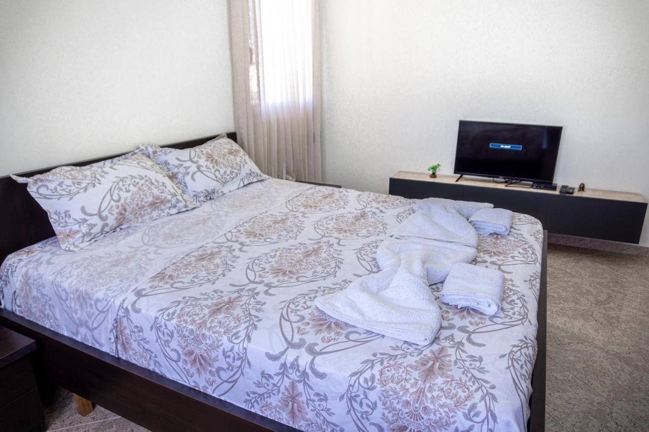 City Center Two Private Bedrooms Near Scanderbeg Square On Shared Apartment Tirana Exterior foto