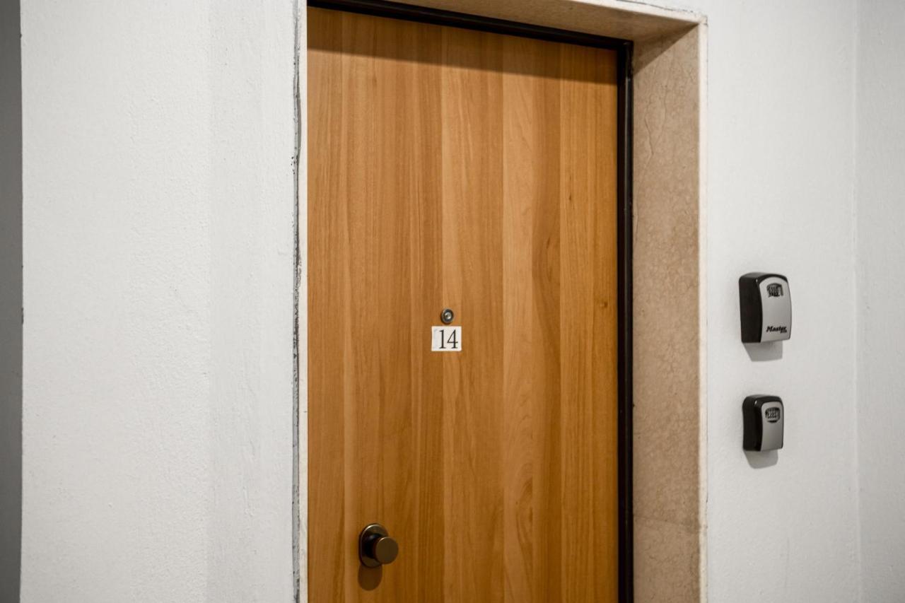 City Center Two Private Bedrooms Near Scanderbeg Square On Shared Apartment Tirana Exterior foto