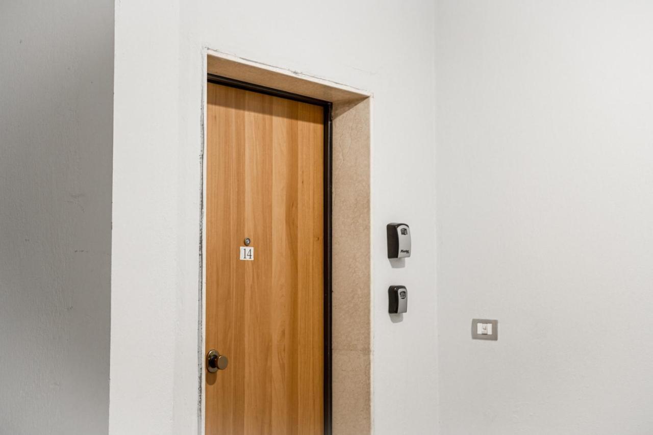 City Center Two Private Bedrooms Near Scanderbeg Square On Shared Apartment Tirana Exterior foto